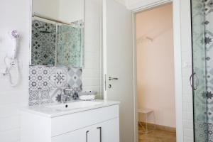 A bathroom at Minturnae Hotel