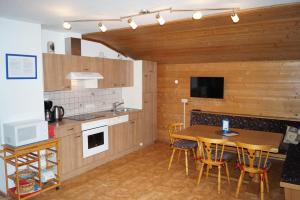 a kitchen and dining room with a table and chairs at Appartment Sonnenschein in Uttendorf
