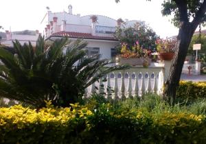 サン・フェリーチェ・チルチェーオにあるHotel Vittoriaの花の家の前の白い柵
