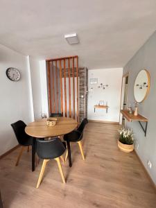 Un comedor con mesa y sillas de madera. en Nice apartment 150m from the beach, en Benalmádena