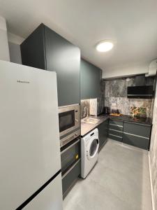 una cocina con lavadora y lavadora en Nice apartment 150m from the beach, en Benalmádena 11 fotos más