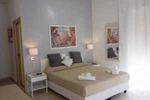 A bed or beds in a room at Minturnae Hotel