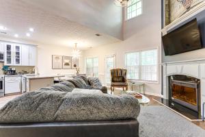 Una sala de estar con un sofá y una chimenea. en 18 Mi to Atlanta Family Retreat with Patio, en Rex