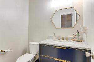 y baño con aseo y lavabo con espejo. en 18 Mi to Atlanta Family Retreat with Patio, en Rex 16 fotos más