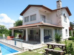 Bazén v ubytování Crescent Villa nebo v jeho okolí