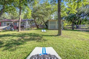 una tavola da surf appoggiata sull'erba in un cortile di Charming Lakeview Cottage with Lake Access a Kingsland