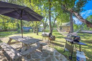 tavolo da picnic con ombrellone e griglia di Charming Lakeview Cottage with Lake Access a Kingsland