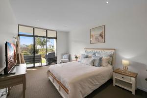 Μια τηλεόραση ή/και κέντρο ψυχαγωγίας στο Our Beach House at Husky - Stay for 3 Pay for 2! Coastal Couples Escape