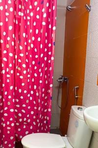a bathroom with a pink shower curtain and a toilet at Estudio Impaca Tetúan 4 personas wifi aire acondicionado in Tetouan