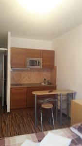a kitchen with a table and a microwave at Judit Apartmanok in Budapest