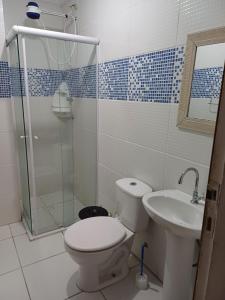 a bathroom with a toilet and a shower and a sink at VISTA DESLUMBRANTE APTO 709 in Ubatuba +124 photos