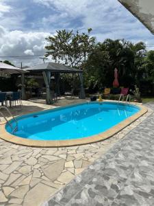 a large blue swimming pool in a yard at villa do brazil in Ducos
