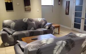 a living room with a leather couch and a table at Appartement assafa in Nevers