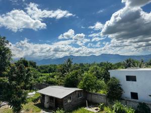 a house with a view of the mountains at Hermoso Apartamento en 3er nivel con terraza privada in Bonao