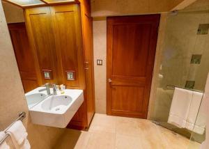 Ένα μπάνιο στο 1 Bedroom Condo At The Base Of Aspen Mountain, Heart Of Downtown