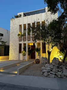 ein Gebäude mit einem Baum davor in der Unterkunft Tulum Country club casa pokolpok in Chacalal