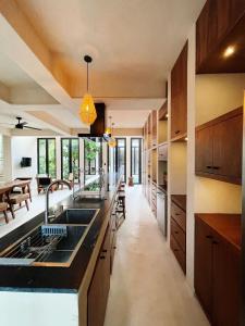 eine Küche mit Spüle und Arbeitsplatte in der Unterkunft Tulum Country club casa pokolpok in Chacalal