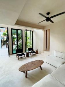 ein Wohnzimmer mit Sofa und Tisch in der Unterkunft Tulum Country club casa pokolpok in Chacalal + 69 Fotos