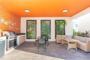 eine Küche mit einer Couch und einem Tisch in einem Zimmer in der Unterkunft Epic Paraíso Elegance and Comfort in Punta Cana