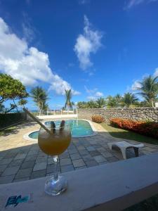 Sol Mar Hostel في Santo Agostinho: جلسه مشروب على طاوله بجانب مسبح