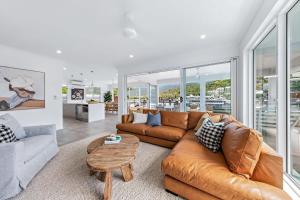 Χώρος καθιστικού στο Cove 18 - Luxury beach house