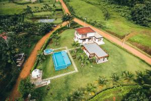 an aerial view of a house with a swimming pool at Quinta Vacacional de Ensueño in Pedro Vicente Maldonado