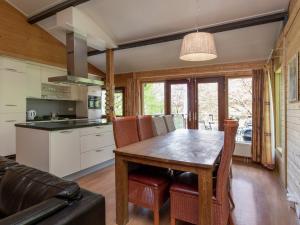 Кухня або міні-кухня у Chalet with Sauna & Views