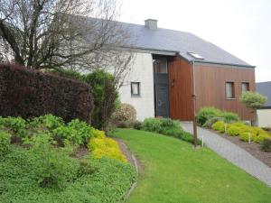 Garður fyrir utan Contemporary Holiday Home in Houffalize with Private Garden