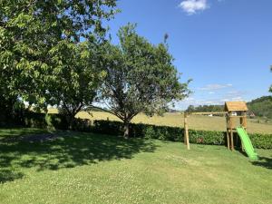 Garður fyrir utan Contemporary Holiday Home in Houffalize with Private Garden