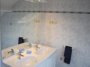Baðherbergi á Contemporary Holiday Home in Houffalize with Private Garden