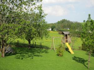 Garður fyrir utan Contemporary Holiday Home in Houffalize with Private Garden