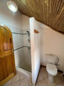 a bathroom with a toilet and a shower at Villa dans Residence du Port in Saly Portudal