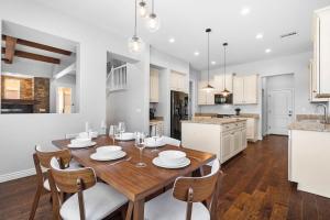 une cuisine et une salle à manger avec une table et des chaises en bois dans l'établissement King bed Pool Fire Pit Office, à Liberty