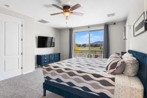 une chambre avec un lit et un ventilateur de plafond dans l'établissement King bed Pool Fire Pit Office, à Liberty