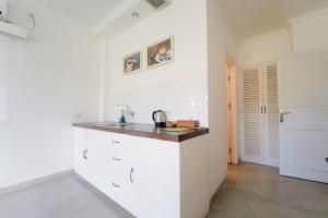 Kuchyň nebo kuchyňský kout v ubytování Umalas Suites