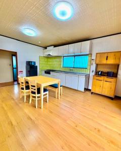 Kuchyň nebo kuchyňský kout v ubytování なぎさの宿 日本文化古き良き建物畳敷 大家族グループ利用 長期滞在ok駐車場無料 日本の真ん中Mie Suzuka Ise