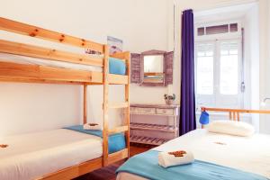Tempat tidur susun dalam kamar di Lisbon Chillout Hostel Privates