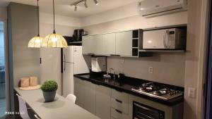 Køkken eller tekøkken på Marupiara Suítes Muro alto Apts 319 e 224