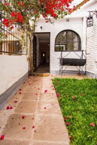 a pathway with flowers on the ground in a yard at Lo de Sara. Casa pequeña al pie del cerro in Yerba Buena
