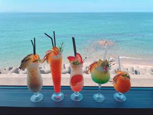 a group of four drinks inront of a beach at 淡路屋-Awajiya vacation home-ドッグラン付き別荘 BBQ PET OK in Awaji
