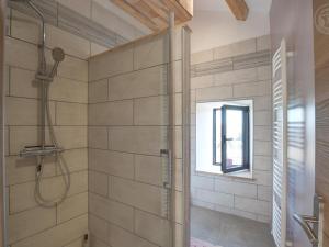 un bagno con doccia con porta in vetro di Séjour paisible en gîte de charme avec spa en campagne - FR-1-496-334 a Saint-Julien-Molin-Molette Altre 28 foto