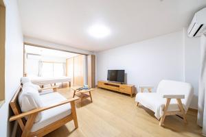 Μια τηλεόραση ή/και κέντρο ψυχαγωγίας στο Torikari 5-chome1-10 鳥飼5丁目1-10