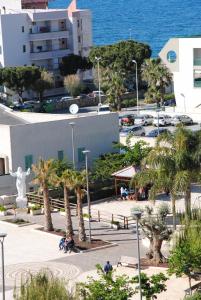 widok na park z palmami i ocean w obiekcie TD Sesto Piano with Sea View Living Terrace w mieście Monopoli