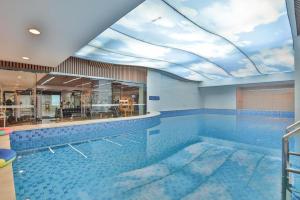 Bazén v ubytování Haihua Hotel Hangzhou nebo v jeho okolí