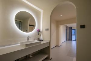 une salle de bain avec un lavabo et un miroir dans l'établissement Dali Shuanglang Haiyu Sea View B&B (Double Corridor shop), à Dali