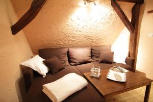 a brown couch in a room with a table at Hainich-Ferienhof in Kammerforst