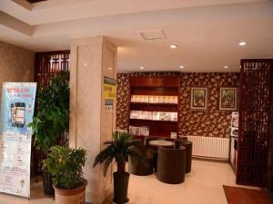 ein Geschäft mit Pflanzen in einer Lobby in der Unterkunft GreenTree Inn Harbin Central Avenue in Harbin