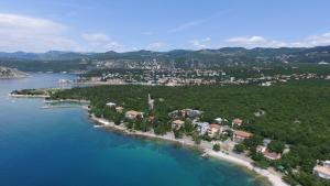 une vue aérienne sur une île dans l'eau dans l'établissement Hostel Bordada, à Kraljevica