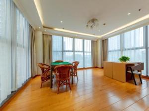 ein Esszimmer mit Tisch und Stühlen und Fenstern in der Unterkunft GreenTree Inn Changzhou Lihua Business Hotel in Changzhou