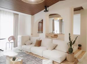 a living room with a white couch and a table at XiangNanLi Atelier Suites-Chengdu Chunxi Road & Taikoo Li in Chengdu